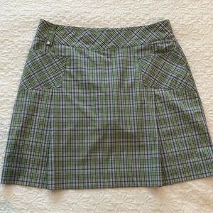 Great green black & white plaid skort w/zip & button closure w/adjustable waist